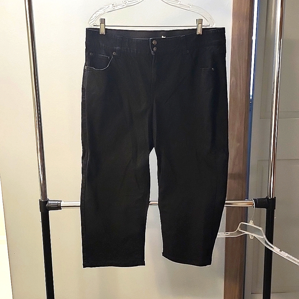 REDUCED!!  Womens Capri Pants... BLACK...  Size 18